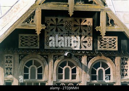 Comté de Neamt, Roumanie, env. 1998. façade d'une maison dans un village, avec des éléments en bois joliment ornés à la main. Banque D'Images