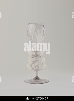 Verre d'aile, anonyme, c. 1650 - c. 1700 plat. Le tronc constitué d'une tige avec une spirale blanche posée en boucles. Peignant trois blancs pressés. Disque plat sous un calice en forme de tulipe avec nervures verticales optiquement soufflées. Pays-Bas verre soufflant plat. Le tronc constitué d'une tige avec une spirale blanche posée en boucles. Peignant trois blancs pressés. Disque plat sous un calice en forme de tulipe avec nervures verticales optiquement soufflées. Soufflage de verre aux pays-Bas Banque D'Images