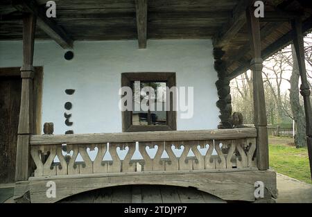 Musée du village, Bucarest, Roumanie, env. 2000. Une maison du 19e siècle du comté de Neamt. Banque D'Images
