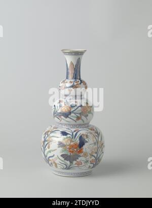 Vase triple gourde peint dans le style japonais avec de grands sprays de fleurs, anonyme, c. 1700 - c. 1724 vase en porcelaine en morceaux avec trois nodules et un col étalé, peint en bleu glacé sous-jacent et sur le glaçage avec rouge, vert et or. Peint dans le style japonais avec de grandes branches de fleurs (Prunus, Chrysanthème, pivoine, hibiscus et iris) ; sur le cou une bande avec des motifs de feuilles debout ; entre les nodules et sur le bord un pneu avec servetwork avec de la farine ; Une bande décorative autour du pied. Imari chinois. Porcelaine de Chine. glaçage. cobalt (minéral). Or (métal) peinture / vitrification Porcelain Lump vas Banque D'Images