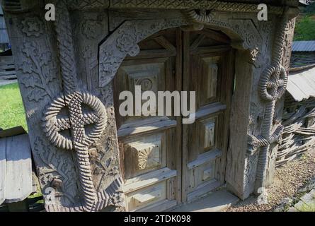 Musée du Village, Bucarest, Roumanie, approx. 2000. Exposition de la porte en bois du XVIIe siècle de Berbesti, Maramures. Banque D'Images