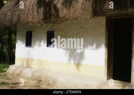 Musée du village, Bucarest, Roumanie, env. 2000. Authentique maison du 19e siècle du comté d'Alba, avec toit de chaume. Banque D'Images