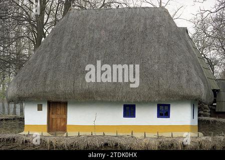 Musée du village, Bucarest, Roumanie, env. 2000. Authentique maison du 19e siècle du comté d'Alba, avec toit de chaume. Banque D'Images