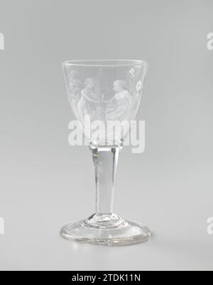 Verre à vin avec une représentation de l'alliance entre la République batave et la République française, anonyme, c. 1795 pied conique. Tribu lisse et élargie, transférant à un calice incurvé. Sur le Kelk une allégorie sur l'alliance entre les Bataves et la République française, fermée le 16 mai 1795. Dans un paysage avec des arbres, la vierge hollandaise avec lance et chapeau de liberté est assise. Elle remet une branche de palmier à un jeune homme habillé élégant qui symbolise la République française. Derrière la Vierge se trouve la tête du lion batave, derrière le jeune homme, le Gallische Haan marche avec une couronne de Laurier Banque D'Images