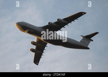 Un C5-M Super Galaxy piloté par des membres du 9th Airlift Squadron survole un arrêt Wreaths Across America Honor Stop à la caserne de pompiers de Harrington près de la base aérienne de Dover, Delaware, le 14 décembre 2023. Les membres de la WAA ont fait un arrêt d'honneur à Harrington, DE pour un service commémoratif public honorant les membres tombés au combat. (Photo de l'US Air Force par Mauricio Campino) Banque D'Images