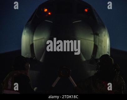 Les aviateurs affectés au 5th Aircraft Maintenance Squadron (AMXS) préparent un B-52H Stratofortress pour la semaine DE POINTE sur la ligne de vol DE la base aérienne de Minot, Dakota du Nord, le 12 décembre 2023. Les chefs d’équipage affectés au 5e AMXS s’assurent que chaque avion est pleinement opérationnel pour son prochain vol, de l’atterrissage au décollage. (Photo de l'US Air Force par l'aviateur de 1e classe Alyssa Bankston) Banque D'Images