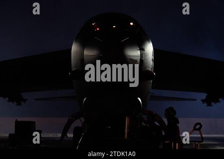 Les aviateurs affectés au 5th Aircraft Maintenance Squadron (AMXS) préparent un B-52H Stratofortress affecté au 69th Bomb Squadron pour la semaine DE POINTE sur la ligne de vol de la base aérienne de Minot, Dakota du Nord, le 12 décembre 2023. Les chefs d’équipage affectés au 5e AMXS s’assurent que chaque avion est pleinement opérationnel pour son prochain vol, de l’atterrissage au décollage. (Photo de l'US Air Force par l'aviateur de 1e classe Alyssa Bankston) Banque D'Images