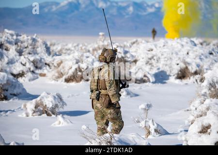 Un aviateur des forces de sécurité reçoit une communication d'un instructeur de survie, évasion, résistance et évasion (SERE) lors d'un exercice Red Flag 23-1 à Rachel, Nevada, le 1 février 2023. L'objectif de la participation des forces de sécurité est de travailler à la planification et à l'exécution avec la recherche et le sauvetage de combat. (Photo de l'US Air Force par l'aviateur principal Jon P. Anderson) Banque D'Images