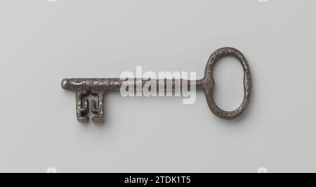 Clé avec oeil ovale, c. 1700 - c. 1800 clé avec oeil ovale, tige simplement profilée et double barbe. Fortement mordu par un agent sans inox. Clé en fer (métal) avec œil ovale, tige simplement profilée et double barbe. Fortement mordu par un agent sans inox. fer (métal) Banque D'Images