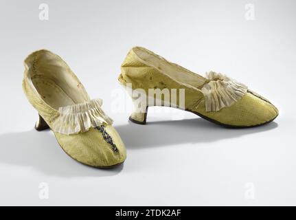 Chaussure pour femmes de soie genoppy jaune doré avec bande latérale plissée couleur crème et amateurs d'argent, anonyme, c. 1760 - c. 1775 Chaussures pour femmes de soie génétique jaune doré. Modèle : nez pointu, avant-pied large, une feuille de couverture et deux feuilles latérales. Le talon, recouvert de la théorie de la chèvre, est coupé carré et court sous le jaune à la couture de la couverture. Le talon a un bord brun cuir de derrière le tour. Semelle en cuir de bétail brun avec couture blanche sous le jaunl. Les feuilles latérales sont alimentées en cuir de chèvre. Recouvert de lin beige. La semelle intérieure est de la théorie de la chèvre. Décoration : au milieu o Banque D'Images