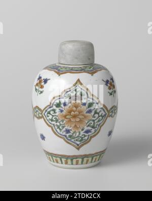 Pot couvert avec des têtes de ruyi et des fleurs, anonyme, c. 1700 - c. 1724 pot en porcelaine en forme d'oeuf, peint sur la glaçure en bleu, rouge, vert, jaune, aubergine et noir avec des fleurs et des vrilles stylisées. Le pot est décoré avec trois cours en forme de fenêtre à lobes avec une pivoine entourée de tuiles stylisées ; entre les trois cours un motif Ruyi et des branches de fleurs. Autour du pied une bande ornementale ; autour de l'épaule une bande avec des motifs Ruyi. Famle verte. Porcelaine de Chine. glaçage. Peinture / vitrification pot en forme d'oeuf de porcelaine, peint sur la glaçure en bleu, rouge, vert, yello Banque D'Images