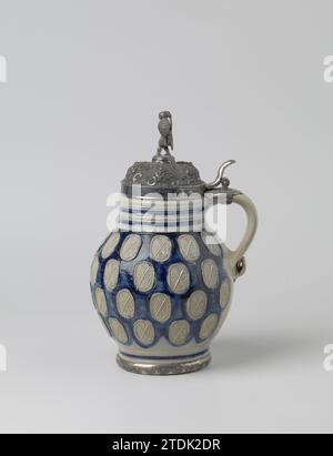 Carafe avec médaillons et monture en argent, anonyme, c. 1850 - c. 1880 carafe en grès sur pied haut avec un corps sphérique et un col large. L'oreille en forme de C est fixée au cou et à l'épaule. Quelques profils et lignes sur le cou et le pied. Partiellement recouvert de bleu cobalt. Médaillons imprimés et imposés en relief sur l'abdomen. Le médaillon est divisé en quatre au moyen d'une croix, avec des points ou des rayures alternant dans chaque boîte. Attaché à l'oreille un riche cadre argenté décoré avec six bosses dans le couvercle avec des branches de fruits et des ornements. Les récompenses sous la forme d'un soldat romain. Une bande d'argent wi Banque D'Images