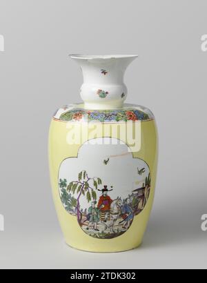 Vase, manufacture de porcelaine Meissener, c. 1730 - c. 1735 vase en porcelaine peinte. Le vase est presque complètement couvert emet un stock jaune dans lequel deux quatre étapes sauvées. Dans un passage quatre, un Chinois à cheval est avec deux serviteurs armés dans un paysage avec deux arbres à droite et une maison à droite peinte sur des rochers, dans les quatre autres passages une maison sur l'eau avec trois figures chinoises. Sur l'épaule un frison de Blumen indien est peint sur fond vert tacheté noir dans lequel deux champs avec des oiseaux stylisés. Le vase est marqué. Vase en porcelaine float en porcelaine peinte. Le va Banque D'Images