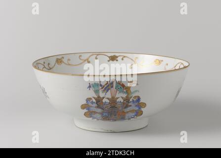 Bol avec un blason et bordure ornementale européenne, anonyme, c. 1740 - c. 1760 proviennent de porcelaine, peinte sur la glaçure en bleu, rouge, vert, noir et or. Sur le mur extérieur deux fois une crête familiale non identifiée. L'arme est divisée en neuf parcours avec en 1. et 9. Deux branches de palmier sur fond bleu ; 2. une épée couronnée ; 3. et 7. Un cerf sautant sur un fond rouge ; 4. un lion ; 5. Un jumeau d'or sur fond bleu ; 6. Une bande dorée verticale, deux pneus bleus horizontaux et un noir ; 8. Un navire. La couverture en forme de vignes à feuilles. Trois signes de casque : six plumes de paon flanquées par Banque D'Images