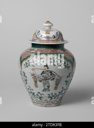 Pot ovoïde avec des femmes avec un joug en panneaux festonnés, anonyme, c. 1650 - c. 1699 couvercle en porcelaine de pot à couvercle en forme d'oeuf, peint sur le glaçage en bleu, rouge, vert, jaune, aubergine et noir. Décoré avec trois grandes cartouches festonnées avec paniers de fleurs. Au-dessus des cartouches une bande avec des vignes de feuilles. Entre les cartouches triangles festonnés avec servetwork. Sur l'épaule une bande avec servetwork interrompu par des cartouches lobées avec des objets de valeur (livres). Sur le cou un lien avec Lotusranken. Kutani. Donc porcelaine. glaçage. Peinture / vitrification couvercle en porcelaine d'un pot à couvercle en forme d'oeuf, peint dessus Banque D'Images