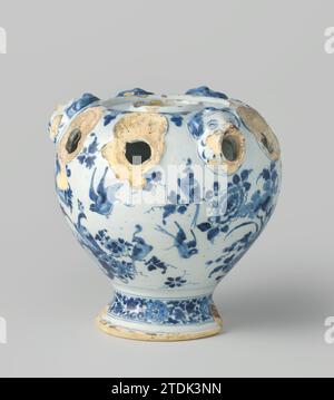 Vase moyen d'un porte-fleurs, anonyme, c. 1680 - c. 1700 vase moyen de porte-fleurs de faïence peinte en bleu. Faïence Delft. glaçure d'étain. Vase moyen de porte-fleurs de faïence peinte en bleu. Faïence Delft. glaçure d'étain. Banque D'Images