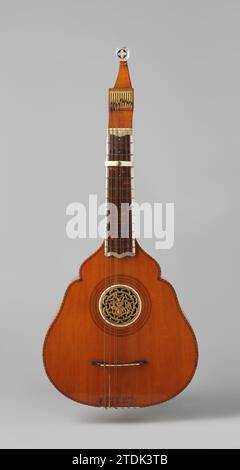 Guitare anglaise, John et Gerard Vogler (actif 1777-1785), Londres, c. 1780, épinette, érable, ébène, métal, ivoire, nacre, écaille de tortue, John et Gerard Vogler, c. 1780 guitare anglaise de bois jaune -brun avec bords noirs ; clé de tortue avec nacre. Le trou de réverbération est recouvert d'une décoration ajourée de cuivre avec une femme jouant de la guitare. Marqué : i.?. g. Vogler, Londres. Bois londonien (matière végétale). nacre. Guitare anglaise cuivre (métal) de bois jaune -brun avec bords noirs ; clé de tortue avec nacre. Le trou de réverbération est recouvert d'une décoration ajourée Banque D'Images