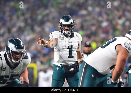 Seattle, WA, États-Unis. 18 décembre 2023. Le quarterback des Eagles de Philadelphie, Jalen Hurts (1) dirige l'attaque lors du match de football entre les Eagles de Philadelphie et les Seahawks de Seattle, WA. Steve Faber/CSM/Alamy Live News Banque D'Images