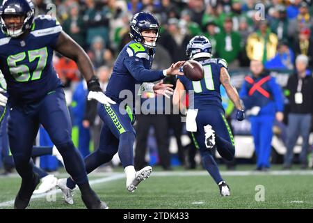 Seattle, WA, États-Unis. 18 décembre 2023. Le quarterback des Seattle Seahawks Drew Lock (2) retourne le ballon à son running back lors du match de football NFL entre les Eagles de Philadelphie et les Seahawks de Seattle, WA. Steve Faber/CSM/Alamy Live News Banque D'Images