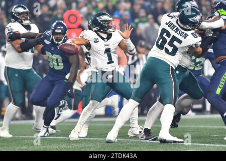 Seattle, WA, États-Unis. 18 décembre 2023. Le quarterback des Eagles de Philadelphie, Jalen Hurts (1), lance de la poche lors du match de NFL entre les Eagles de Philadelphie et les Seahawks de Seattle, WA. Steve Faber/CSM/Alamy Live News Banque D'Images