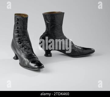 Paire de bottes boutonnées, A. Biset, c. 1895 - c. 1910 botte bouton gauche en cuir glacé noir et laqué. Modèle : mi-haut avec talon pompadour revêtu de cuir et semelle en cuir. Doublé de lin. Paris entier:. Semelle : cuir. Doublure : lin (matériau). Acheter : botte bouton gauche en cuir glacé noir et laqué. Modèle : mi-haut avec talon pompadour revêtu de cuir et semelle en cuir. Doublé de lin. Paris entier:. Semelle : cuir. Doublure : lin (matériau). pour acheter : Banque D'Images