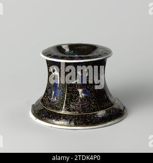 Cave à sel avec figures de dieux et déesses, Jean Limosin (attribué à), c. 1600 - c. 1625 tonneau de sel de cuivre, décoré avec email. Sur le corps hexagonal, certains dieux sont représentés au milieu de motifs de feuilles dorées, respectivement : Apollon, Junon, Mercure, Vénus et deux musiciennes. Sur le dessus, dans le récipient où le sel était stocké, un buste féminin avec une couronne de Laurier dans les cheveux. Elle peut être Minerva ou Nikè. Equipé du monogramme entre les deux femmes musiciennes. Limoges cuivre (métal). Or (métal) doré tonneau de sel de cuivre, décoré avec email. Sur le corps hexagonal, certains dieux le sont Banque D'Images