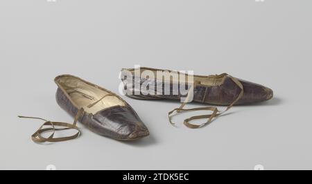 Chaussure en cuir de tourelle d'or avec un nez droit de coupe et sans talon et pneus d'entrejambe de ruban brun, anonyme, c. 1825 - c. 1850 Chaussure en cuir d'inondation doré. Gauche/droite droite. Modèle : nez droit -coupé. Pas de talon. Bandes croisées en ruban brun. Doublure en cuir blanc, nourrie de lin pour les orteils. Léger dommage au nez Belgique entier:. Doublure : Lin (matériel) Chaussure en cuir doré flood. Gauche/droite droite. Modèle : nez droit -coupé. Pas de talon. Bandes croisées en ruban brun. Doublure en cuir blanc, nourrie de lin pour les orteils. Léger dommage au nez Belgique entier:. Doublure : lin (Mater Banque D'Images