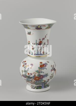 Paire de vases, manufacture de porcelaine Meissener, c. 1730 - c. 1740 vase sphérique en porcelaine peinte. Le vase a un col haut et une bouche large. Le vase est peint avec des haies liées, des rochers, des blums indiens et de grands oiseaux sur le corps et avec un oiseau sur une branche à côté d'un bambou mal sur le cou. Le long du bord de la bouche est une large bande avec des blums indiens sur un stock vert moucheté noir, dans lequel deux fois un renfoncement avec un oiseau stylisé. Le vase est marqué. Flotteur porcelaine vase sphérique en porcelaine peinte. Le vase a un col haut et une bouche large. Le vase est peint avec des haies liées, des roches, indianiques Banque D'Images