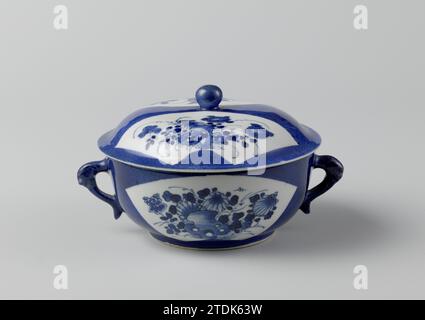 Bol couvert avec de la poudre bleue et sprays de fleurs dans des panneaux en forme d'éventail, anonyme, c. 1700 - c. 1724 couvercle avec un bouton de couvercle bol en porcelaine, peint en bleu sous-laque. Le mur est recouvert de poudré bleu (bleu poudré), avec deux compartiments en forme d'éventail avec des roches et pivoines ou chrysanthèmes sauvés. Une puce dans le bord. Bleu poudré avec bleu et blanc. Porcelaine de Chine. glaçage. Cobalt (minéral) peinture / vitrification couvercle avec un bouton de couvercle bol en porcelaine, peint en bleu sous-laque. Le mur est recouvert de poudré bleu (bleu poudré), avec deux compartiments en forme d'éventail avec des roches A. Banque D'Images