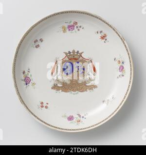 Soucoupe-plat avec les bras des familles Van Idsinga et Kien, anonyme, c. 1750 - c. 1760 assiette en porcelaine, peinte sur la glaçure en bleu, rouge, rose, vert, jaune, violet, noir et or. Sur le plat l'arme de l'alliance des familles Idsinga et Kien. L'arme à gauche de la famille Idsinga a un fond bleu avec une rose ou une fleur argentée et quelques trèfles dorés. L'arme à droite de la famille Kien est divisée en quatre parties : 1. et 4. Un fond bleu avec un sergé doré, 2. et 3. Un fond doré avec une lune noire. Au milieu de l'arme se trouve un bouclier cardiaque avec un Banque D'Images