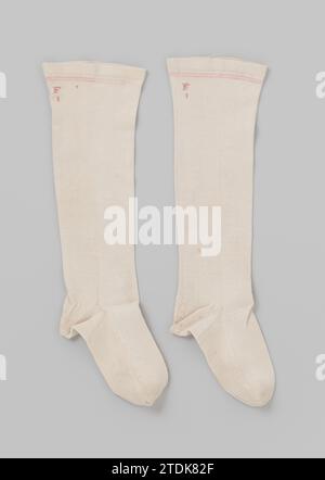 Bas de jersey de coton blanc Uni, avec deux fines rayures roses, anonyme, c. 1900 - c. 1915 Bas de jersey de coton blanc Uni, avec deux fines rayures roses au sommet. Brodé sous la planche au point de croix : 'f 1' pays-Bas entier : coton (textile) tricot / broderie Stocking en jersey de coton blanc Uni, avec deux fines rayures roses en haut. Brodé sous la planche au point de croix : 'f 1' pays-Bas entier : coton (textile) tricot / broderie Banque D'Images