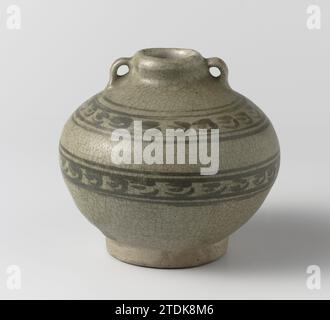 Pot avec deux bordures ornementales, anonyme, c. 1300 - c. 1599 pot de grès avec un corps sphérique et un col étroit et court, peint sous la glaçure en noir et recouvert d'une glaçure verte. Une bande décorative sur le ventre et l'épaule. Deux oreilles semi-circulaires de l'épaule attachées au cou. La partie inférieure du pot n'est pas émaillée. Celadon. Grès thaïlandais. Vitrification glaçure Pot en grès avec un corps sphérique et un col étroit et court, peint sous la glaçure en noir et recouvert d'une glaçure verte. Une bande décorative sur le ventre et l'épaule. Deux oreilles semi-circulaires de l'épaule Banque D'Images