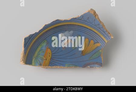 Sharp of ross - faïence de cuisson, avec glaçage bleu au sommet avec décoration d'une scène de fleurs qui se tiennent dans la terre en brun, blanc, jaune, orange et vert, et quelques cercles en brun et jaune autour d'elle, anonyme, 1600 - 1650 faïence des pays-Bas du Nord. Faïence majolique du nord des pays-Bas glacés. glaçage majolique Banque D'Images