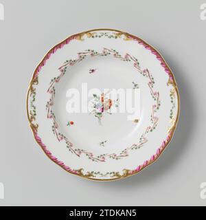 Assiette, modèle profond, appartenant à un service avec un motif ruban jeté avec des branches de feuilles, des bouquets de fleurs et des branches de fleurs saupoudrées, Dihl et Guerhard, 1780 - dans ou avant 1820 porcelaine ParisAmsterdam porcelaine ParisAmsterdam Banque D'Images