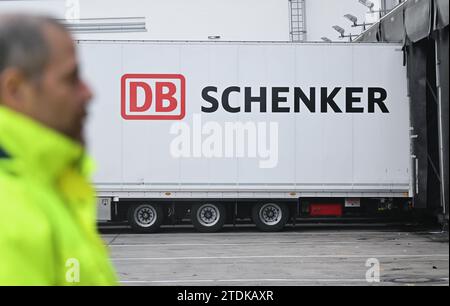 PRODUCTION - 07 décembre 2023, Hesse, Francfort-sur-le-main : un camion attend d'être déchargé dans le hall de fret aérien DB Schenker à Cargo City South à l'aéroport de Francfort. Le fret aérien permet de transporter une grande variété d’objets sur les continents. À l'approche de Noël, les choses doivent bouger particulièrement vite. (À dpa « quand chaque centimètre compte - poussée de fin d'année dans le hall de fret aérien ») photo : Arne Dedert/dpa Banque D'Images