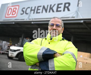 PRODUCTION - 07 décembre 2023, Hesse, Francfort-sur-le-main : Nouri Boulahrouz, responsable du fret aérien chez DB Schenker, se tient devant le hall de fret aérien de la société logistique à Cargo City South à l'aéroport de Francfort. Le fret aérien permet de transporter une grande variété d’objets sur les continents. À l'approche de Noël, les choses doivent bouger particulièrement vite. (À dpa « quand chaque centimètre compte - poussée de fin d'année dans le hall de fret aérien ») photo : Arne Dedert/dpa Banque D'Images