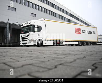 PRODUCTION - 07 décembre 2023, Hesse, Francfort-sur-le-main : un camion attend d'être déchargé dans le hall de fret aérien DB Schenker à Cargo City South à l'aéroport de Francfort. Le fret aérien permet de transporter une grande variété d’objets sur les continents. À l'approche de Noël, les choses doivent bouger particulièrement vite. (À dpa « quand chaque centimètre compte - poussée de fin d'année dans le hall de fret aérien ») photo : Arne Dedert/dpa Banque D'Images