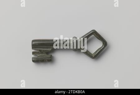 39 clés de la collection d'Emmanuel Vita Israël, 1100 - 1300 clé à pipe avec oeil, composé d'un carré qui est placé avec un coin sur un épaississement au-dessus de la tige à huit côtés. Clé de tuyau en bronze (métal) avec oeil, composée d'un carré qui est placé avec un coin sur un épaississement au-dessus de la tige à huit côtés. bronze (métal) Banque D'Images
