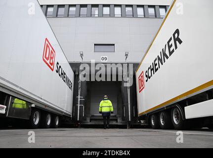 PRODUCTION - 07 décembre 2023, Hesse, Francfort-sur-le-main : deux camions attendent d'être déchargés dans le hall de fret aérien DB Schenker à Cargo City South à l'aéroport de Francfort. Le fret aérien permet de transporter une grande variété d’objets sur les continents. À l'approche de Noël, les choses doivent bouger particulièrement vite. (À dpa « quand chaque centimètre compte - poussée de fin d'année dans le hall de fret aérien ») photo : Arne Dedert/dpa Banque D'Images