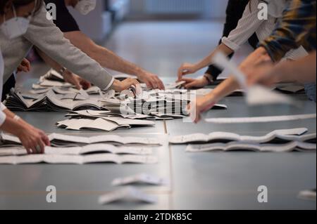 Berlin, Allemagne. 26 septembre 2021. Les assistants de vote comptent les bulletins de vote pour l'élection du Bundestag dans un bureau de vote. Plus de deux ans après les élections bâclées du Bundestag à Berlin, les habitants de la capitale allemande vont maintenant savoir lequel d'entre eux sera autorisé à voter à nouveau. La Cour constitutionnelle fédérale annoncera mardi (10:00 heures) à Karlsruhe si et dans quelle mesure les élections du 26 septembre 2021 doivent être répétées. Le contexte est une plainte de révision électorale déposée par le groupe parlementaire CDU/CSU au Bundestag. Crédit : Sebastian Gollnow/dpa/Alamy Live News Banque D'Images