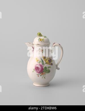 Pichet à lait avec bouquet et sprays de fleurs, Imperial Porcelain Manufaktur, c. 1800 - c. 1849 pichet à lait en porcelaine avec bec court du cou et oreille en forme de C, peint sur le glaçage en rouge, rose, vert, jaune et violet. Sur le ventre deux fois un bouquet de fleurs différentes (y compris la pivoine) entouré de brindilles lâches. Le bec et l'oreille avec des culbutes et des fleurs. Couvercle avec deux branches de fleurs et le bouton du couvercle est en forme de branche de fruit (poire). Marqué sur le dessous avec la protection, A73. Et les chiffres 12 et 87. Porcelaine de Vienne. glaçage. Peinture / vitrification pot à lait en porcelaine Wit Banque D'Images