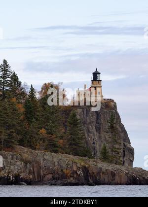 Phare historique de Split Rock au sommet d'une falaise rocheuse surplombant le lac supérieur, Michigan, en automne. Banque D'Images