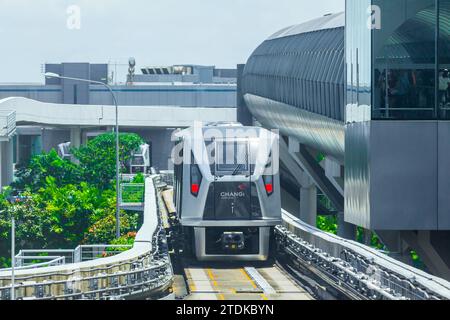 Le service de monorail à l'aéroport de Changi à Singapour, qui relie les multiples terminaux de l'aéroport et permet aux passagers d'accéder au « joyau » de Changi. Banque D'Images