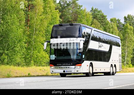 Le bus blanc Setra S431DT à deux étages de Jalobus Oy transporte des passagers de trains VR pendant les travaux d'électrification de la voie. Raasepori, FI. 7 juillet 23 Banque D'Images