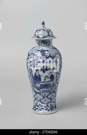 Bocal couvert de balustre avec des figures dans des panneaux, anonyme, c. 1875 - c. 1899 bocal en porcelaine en forme de balus avec bouton de couvercle en forme de lion, peint en bleu sous-laque. Le mur est recouvert d'un motif géométrique dans lequel deux cartouches avec deux personnes dans un jardin clôturé ; autour du pied une bande avec des branches de fruits ; autour de l'épaule une bande avec servetwork entrecoupée de compartiments en forme d'éventail avec des branches de paysage ou de fleur ; le cou avec des branches de fleur. Le couvercle avec le même motif que sur le mur du pot. Marqué sur le dessous avec la marque à quatre caractères de l'empereur Kangxi Banque D'Images