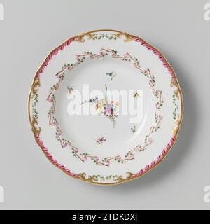 Assiette, modèle profond, appartenant à un service à motif de ruban projeté avec des branches de feuilles, des bouquets de fleurs et des branches de fleurs saupoudrées, Dihl et Guerhard, 1780 - au ou avant 1820 assiette, modèle profond, appartenant à un service en porcelaine à motif de ruban projeté en violet et or avec des branches de feuilles vertes, bouquets de fleurs et branches de fleurs saupoudrées. Borde golf clair avec décoration en or avec motif de feuilles violettes entre lesquelles motif de feuilles croisées vertes. Marqué : MF. Le Dihl et Guerhard à Paris. Série de onze pièces. ParisAmsterdam plaque en porcelaine, modèle profond, appartenant à un service de porcelaine Wit Banque D'Images