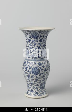 Vase balustervase avec motif floral stylisé, anonyme, c. 1800 - c. 1899 vase en forme de balus en porcelaine tendre (pâte tendre) avec col large et droit et bord en forme de trompette, peint en bleu sous-laque. Le vase est recouvert de vignes de fleurs stylisées ; à la base du cou un lien avec des formes en spirale. Marqué sur le fond avec la marque à quatre personnages de Keizer Chenghua. L'arête a été cassée. Bleu blanc. Porcelaine de Chine. porcelaine tendre. glaçage. Cobalt (minéral) peinture / vitrification vase en forme de balus en porcelaine tendre (pâte tendre) à col large et droit et en forme de trompette Banque D'Images