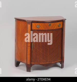 Cabinet avec porte jalouzie inondée et tiroir avec marqueterie en rayures et motif à chevrons. Sur la plaque clé une figure féminine avec Festoen., Anonyme, 1780 Cabinet collé avec du rose et du bois de rose. Au-dessus de la porte de jalousie inondée se trouve un tiroir avec de la pâte en bronze doré. La marqueterie est appliquée sur la porte en rayures et pour le reste en motif chevrons. Les styles de coin droit sont placés à l'avant overhoeks et la ligne inférieure est creusée. La plaque de clé en cuivre de la porte montre une figure féminine qui arrête un festin. Bois du nord des pays-Bas (matériel végétal). chêne (bois). bois satiné (bois). purp Banque D'Images