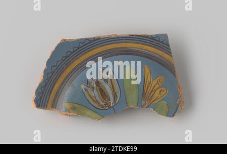 Sharp of ross - faïence de cuisson, avec glaçage bleu au sommet avec décoration d'une scène avec deux fleurs dans la terre en brun, blanc, jaune, orange et vert, et quelques cercles en brun et jaune autour d'elle, anonyme, 1600 - 1650 faïence des pays-Bas du Nord. Faïence majolique du nord des pays-Bas glacés. glaçage majolique Banque D'Images