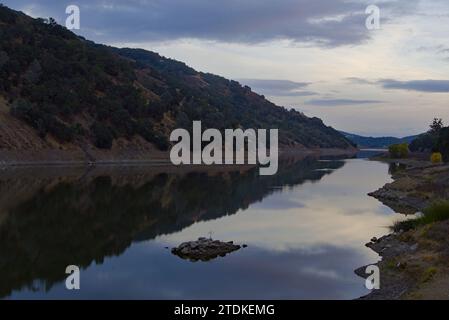 Lac Coyote à l'heure dorée. Banque D'Images